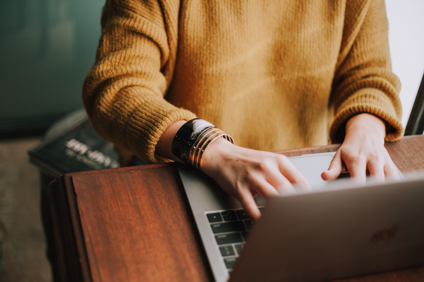 Curs online de beauty cu Lesea Curtoglo — înveți de acasă