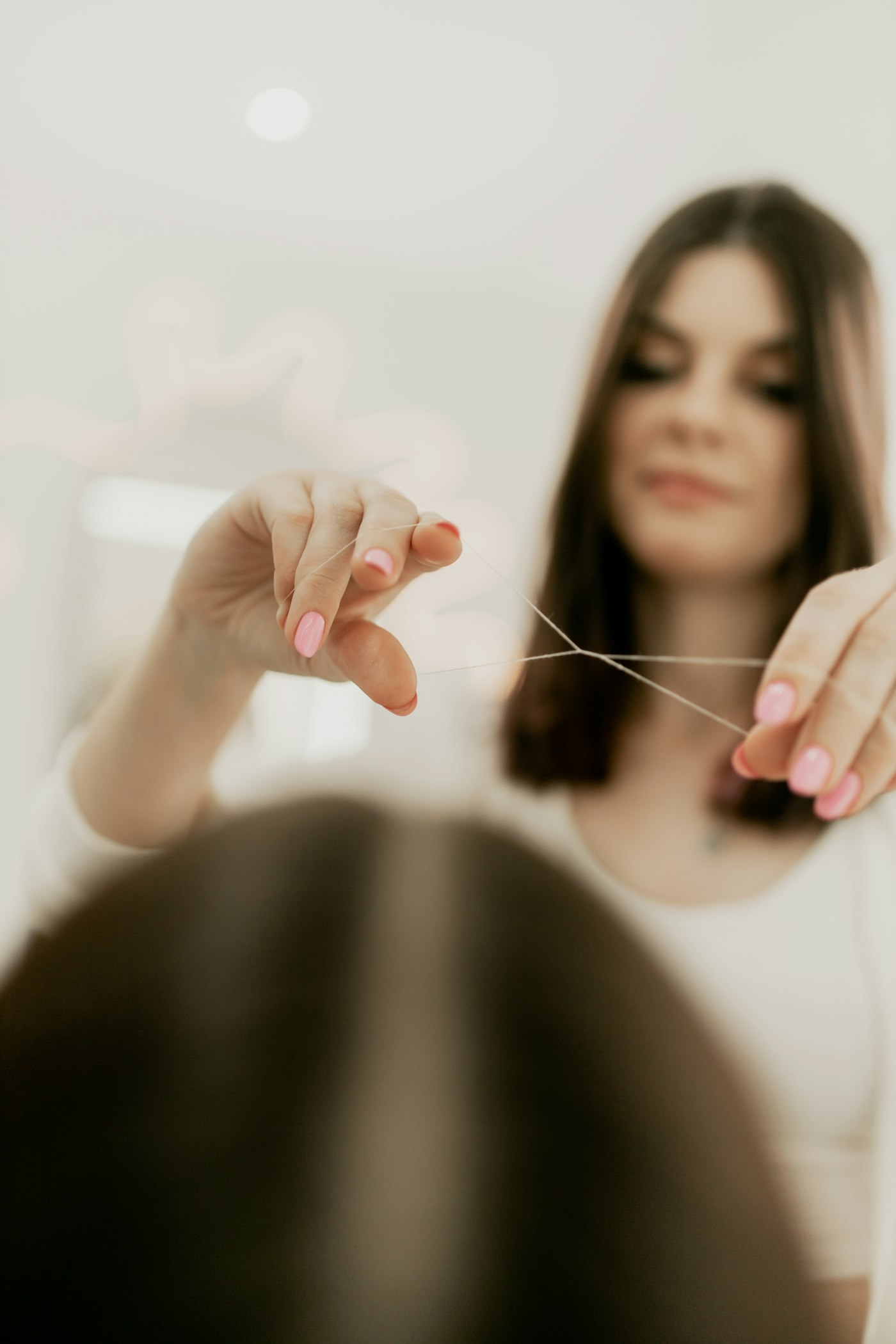 Threading, pensetă sau ceară: ce alegi pentru față