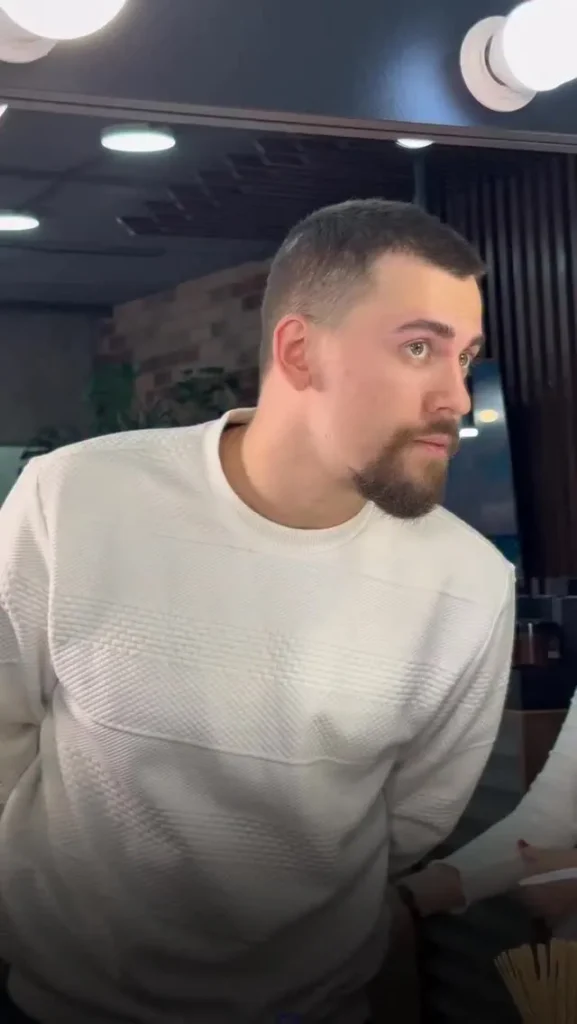 Client în studio, după stilizarea sprâncenelor