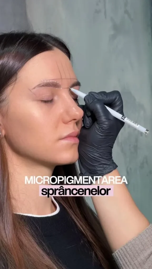 Meșteriță schițând forma sprâncenei înainte de micropigmentare